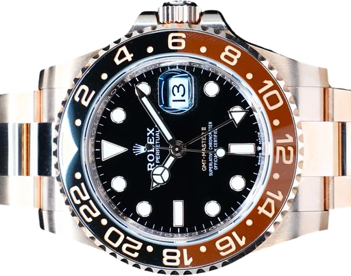 Titel: GMT-Master II Rootbeer
Mærke: Rolex
Model: GMT-Master II Rootbeer
Ref.: 126715CHNR
Årgang: 2022
Tilbehør: Boks og Papirer
Stand: 9.5 (Brugt)
Pris: 269.995 kr.
Diameter: 40mm
Funktioner: GMT, Dato
Skivefarve: Sort
Rem: Metal
Kassemateriale: Guld
Kategori: Pilot
Køn: Herre
Match: 100.0%
Billedet ejes af GP Watches (968715) Et Rolex ur