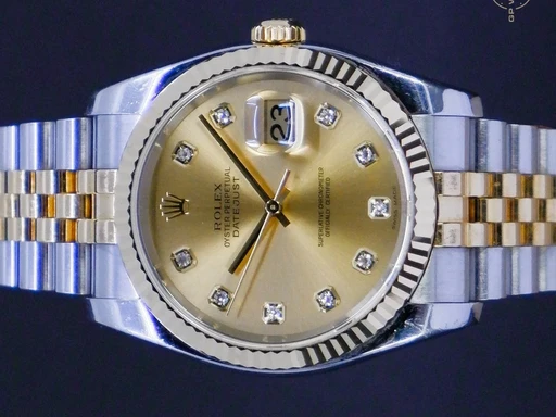 Title: Datejust 36 MM
Brand: Rolex
Model: Datejust
Ref: 116233
Category: Dress
Diameter: 36mm
Functions: Dato
Year: 2006
Price: 66995
Condition: undefined
Dial Color: Gul
Strap: Metal
Case material: Stål
Gender: Unisex
Match: 100.0%
Billedet er ejet af GP Watches (375367) Et Rolex ur