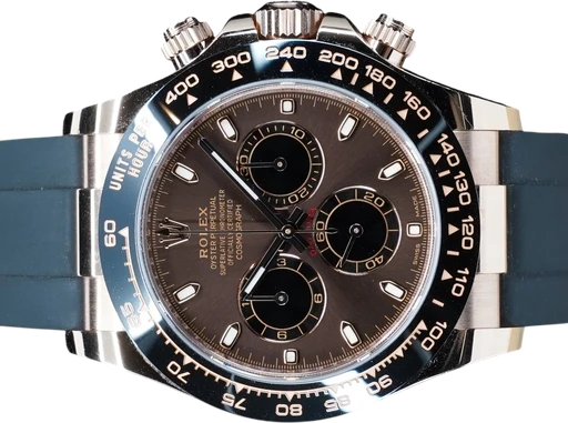 Titel: Daytona 116515LN
Mærke: Rolex
Model: Daytona
Ref.: 116515LN
Årgang: 2022
Tilbehør: Boks og Papirer
Stand: 9.0 (Brugt)
Pris: 294.995 kr.
Diameter: 40mm
Funktioner: Kronograf, Dato
Skivefarve: Brun
Rem: Gummi
Kassemateriale: Guld
Kategori: Racing
Køn: Herre
Match: 100.0%
Billedet ejes af GP Watches (1173422) Et Rolex ur