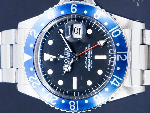 Title: GMT-Master
Brand: Rolex
Model: GMT-Master
Ref: 1675
Category: Pilot
Diameter: 40mm
Functions: GMT, Dato
Year: 1974
Price: 109995
Condition: undefined
Dial Color: Sort
Strap: Metal
Case material: Stål
Gender: Herre
Match: 100.0%
Billedet er ejet af GP Watches (145601) Et Rolex ur