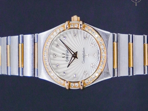 Title: Constellation
Brand: Omega
Model: Constellation
Ref: 11125266055001
Category: Dress
Diameter: 25mm
Functions: 
Year: 2009
Price: 29995
Condition: undefined
Dial Color: Hvid
Strap: Metal
Case material: Stål
Gender: Dame
Match: 100.0%
Billedet er ejet af GP Watches (342823) Et Omega ur