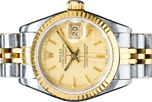 Titel: Datejust 69173 (Nyhed)
Mærke: Rolex
Model: Datejust
Ref.: 69173
Årgang: 1988
Tilbehør:
Stand: 7.5 (Brugt)
Pris: 24.995 kr.
Diameter: 26mm
Funktioner: Dato
Skivefarve: Gul
Rem: Metal
Kassemateriale: Stål
Kategori: Dress
Køn: Dame
Match: 100.0%
Billedet ejes af GP Watches (1073166) Et Rolex ur
