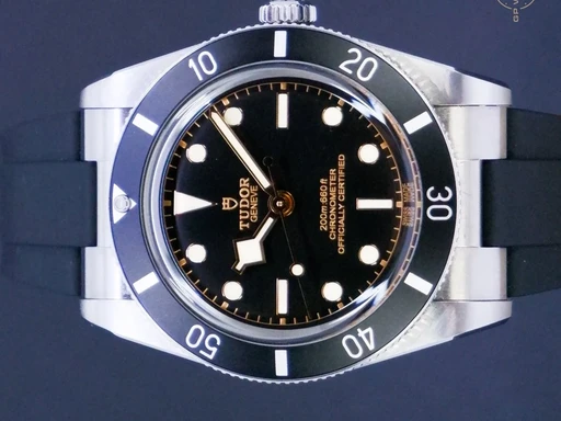 Title: Black Bay 54
Brand: Tudor
Model: Black Bay 54
Ref: 79000N
Category: Dykker
Diameter: 37mm
Functions: Dato
Year: 2025
Price: 22995
Condition: undefined
Dial Color: Sort
Strap: Gummi
Case material: Stål
Gender: Herre
Match: 100.0%
Billedet er ejet af GP Watches (407153) Et Tudor ur