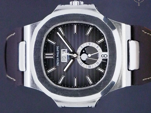 Title: Nautilus
Brand: Patek Philippe
Model: Nautilus 5726A-001
Ref: 5726
Category: Dress
Diameter: 40mm
Functions: Dato, Ugedag, Månefase
Year: 2011
Price: 439995
Condition: undefined
Dial Color: Grå
Strap: Læder
Case material: Stål
Gender: Herre
Match: 100.0%
Billedet er ejet af GP Watches (153676) Et Patek Philippe ur