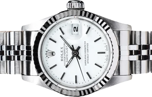 Titel: Datejust 69174 (Nyhed)
Mærke: Rolex
Model: Datejust 69174
Ref.: 69174
Årgang: 1995
Tilbehør: Boks og Papirer
Stand: 9.0 (Brugt)
Pris: 39.995 kr.
Diameter: 26mm
Funktioner: Dato
Skivefarve: Hvid
Rem: Metal
Kassemateriale: Stål
Kategori: Dress
Køn: Dame
Match: 100.0%
Billedet ejes af GP Watches (1069388) Et Rolex ur