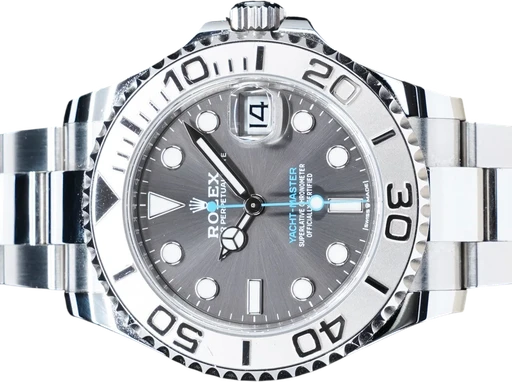 Titel: Yacht-Master I 37 mm (Nyhed)
Mærke: Rolex
Model: Yacht-Master I
Ref.: 268622
Årgang: 2022
Tilbehør: Boks og Papirer
Stand: 9.5 (Brugt)
Pris: 84.995 kr.
Diameter: 37mm
Funktioner: Dato
Skivefarve: Grå
Rem: Metal
Kassemateriale: Stål
Kategori: Sport
Køn: Herre
Match: 100.0%
Billedet ejes af GP Watches (1160042) Et Rolex ur
