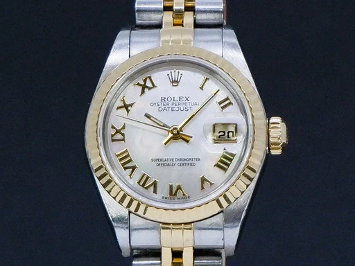 Title: Datejust 79173
Brand: Rolex
Model: Datejust
Ref: 79173
Category: Dress
Diameter: 26mm
Functions: Dato
Year: 2001
Price: 37995
Condition: 8.5
Dial Color: Hvid
Strap: Metal
Case material: Guld
Gender: Dame
Match: 100.0%
Billedet er ejet af GP Watches (147869) Et Rolex ur