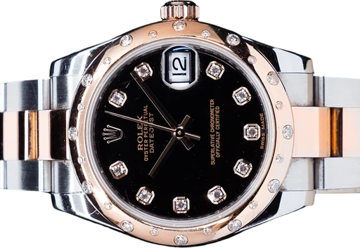 Titel: Datejust 178341
Mærke: Rolex
Model: Datejust
Ref.: 178341
Årgang: 2022
Tilbehør: Boks og Papirer
Stand: 9.0 (Brugt)
Pris: 84.995 kr.
Diameter: 31mm
Funktioner: Dato
Skivefarve: Sort
Rem: Metal
Kassemateriale: Stål
Kategori: Dress
Køn: Unisex
Match: 100.0%
Billedet ejes af GP Watches (937494) Et Rolex ur