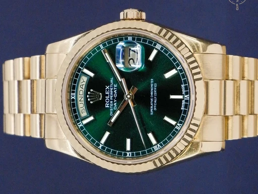 Title: Daydate 118238
Brand: Rolex
Model: Daydate
Ref: 118238
Category: Dress
Diameter: 36mm
Functions: Dato, Ugedag
Year: 2013
Price: 194995
Condition: undefined
Dial Color: Grøn
Strap: Metal
Case material: Guld
Gender: Herre
Match: 100.0%
Billedet er ejet af GP Watches (141602) Et Rolex ur