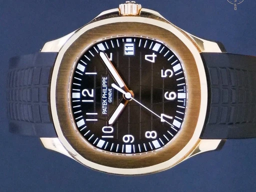 Title: Nautilus
Brand: Patek Philippe
Model: Aquanaut
Ref: 5167R
Category: Sport
Diameter: 40mm
Functions: Dato
Year: 2017
Price: 599995
Condition: 9.0
Dial Color: Brun
Strap: Andet
Case material: Guld
Gender: Herre
Match: 100.0%
Billedet er ejet af GP Watches (530524) Et Patek Philippe ur