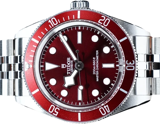 Titel: Black Bay 58 Red
Mærke: Tudor
Model: Black Bay 58 Red
Ref.: 7939A1A0RU
Årgang: 2026
Tilbehør: Boks og Papirer
Stand: 10.0 (Nyt)
Pris: 29.995 kr.
Diameter: 39mm
Funktioner:
Skivefarve: Rød
Rem: Metal
Kassemateriale: Stål
Kategori: Dykker
Køn: Herre
Match: 100.0%
Billedet ejes af GP Watches (173126) Et Tudor ur