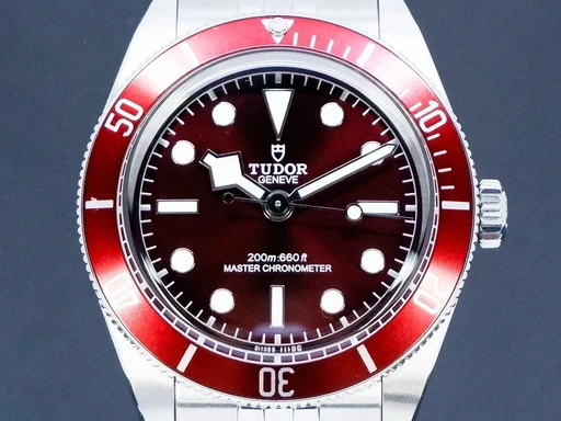 Titel: Black Bay 58 Red
Mærke: Tudor
Model: Black Bay 58 Red
Ref.: 7939A1A0RU
Årgang: 2026
Tilbehør: Boks og Papirer
Stand: 10.0 (Nyt)
Pris: 29.995 kr.
Diameter: 39mm
Funktioner: Dato
Skivefarve: Rød
Rem: Metal
Kassemateriale: Stål
Kategori: Dykker
Køn: Herre
Match: 100.0%
Billedet ejes af GP Watches (173126) Et Tudor ur