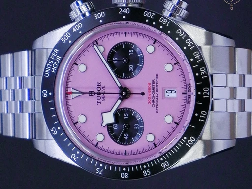 Title: Black Bay Chronograph
Brand: Tudor
Model: Black Bay Chronograph
Ref: 79360N
Category: Racing
Diameter: 41mm
Functions: Kronograf, Dato
Year: 2025
Price: 59995
Condition: 10.0
Dial Color: Rød
Strap: Metal
Case material: Stål
Gender: Herre
Match: 100.0%
Billedet er ejet af GP Watches (502237) Et Tudor ur