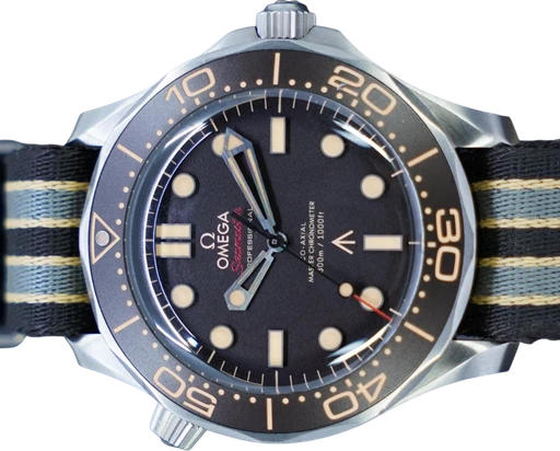 Title: Seamaster 007 (New)
Brand: Omega
Model: Seamaster 007
Ref: 210.92.42.20.01.001
Category: Dykker
Diameter: 42mm
Functions: Dato
Year: 2022
Price: 49995
Condition: 9.0
Dial Color: Brun
Strap: Stof
Case material: Titanium
Gender: Herre
Match: 100.0%
Billedet er ejet af GP Watches (677593) Et Omega ur