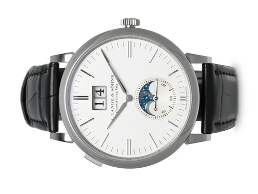 Title: Saxonia Moon Phase
Brand: A. Lange & Söhne
Model: Saxonia Moon Phase
Ref: 384.026
Category: Dress
Diameter: 40mm
Functions: Dato, Månefase
Year: 2022
Price: 275000
Condition: undefined
Dial Color: Hvid
Strap: Læder
Case material: Guld
Gender: Herre
Match: 100.0%
Billedet er ejet af Hvelplund (102468) Et A. Lange & Söhne ur