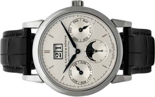 Title: Saxonia Annual Calendar Moon Phase
Brand: A. Lange & Söhne
Model: Saxonia Annual Calendar Moon Phase
Ref: 330.026
Category: Dress
Diameter: 40mm
Functions: Dato, Månefase
Year: 2011
Price: 350000
Condition: 9.5
Dial Color: Hvid
Strap: Læder
Case material: Guld
Gender: Herre
Match: 100.0%
Billedet er ejet af Hvelplund (102442) Et A. Lange & Söhne ur