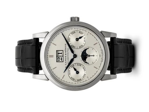 Title: Saxonia Annual Calendar Moon Phase
Brand: A. Lange & Söhne
Model: Saxonia Annual Calendar Moon Phase
Ref: 330.026
Category: Dress
Diameter: 40mm
Functions: Dato, Månefase
Year: 2011
Price: 350000
Condition: undefined
Dial Color: Hvid
Strap: Læder
Case material: Guld
Gender: Herre
Match: 100.0%
Billedet er ejet af Hvelplund (102442) Et A. Lange & Söhne ur