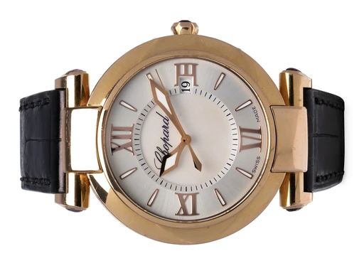 Title: Imperiale
Brand: Chopard
Model: Imperiale
Ref: 384221-5001
Category: Dress
Diameter: 36mm
Functions: Dato
Year: 2011
Price: 55000
Condition: undefined
Dial Color: Sølv
Strap: Læder
Case material: Guld
Gender: Dame
Match: 100.0%
Billedet er ejet af Hvelplund (102452) Et Chopard ur