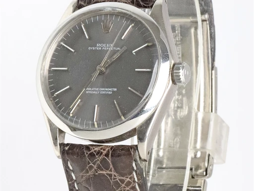 Title: Oyster Perpetual
Brand: Rolex
Model: Oyster Perpetual
Ref: KU3674 /1005
Category: Dress
Diameter: 34mm
Functions: Dato
Year: 1982
Price: 48000
Condition: undefined
Dial Color: Sort
Strap: Læder
Case material: Guld
Gender: Herre
Match: 100.0%
Billedet er ejet af Krognos (102351) Et Rolex ur