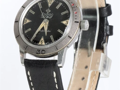 Title: SeaWolf
Brand: Zodiac
Model: SeaWolf
Ref: KU3562
Category: Dykker
Diameter: 35mm
Functions: 
Year: 1960
Price: 9800
Condition: undefined
Dial Color: Sort
Strap: Læder
Case material: Stål
Gender: Herre
Match: 100.0%
Billedet er ejet af Krognos (136063) Et Zodiac ur