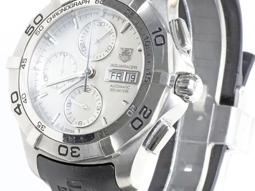 Title: Tag Aquaracer Automatic
Brand: Heuer
Model: Aquaracer Automatic
Ref: KU3276/ERW8185
Category: Sport
Diameter: 44mm
Functions: Kronograf, Dato, Ugedag
Year: 2000
Price: 11800
Condition: undefined
Dial Color: Sølv
Strap: Andet
Case material: Stål
Gender: Herre
Match: 100.0%
Billedet er ejet af Krognos (102274) Et Heuer ur