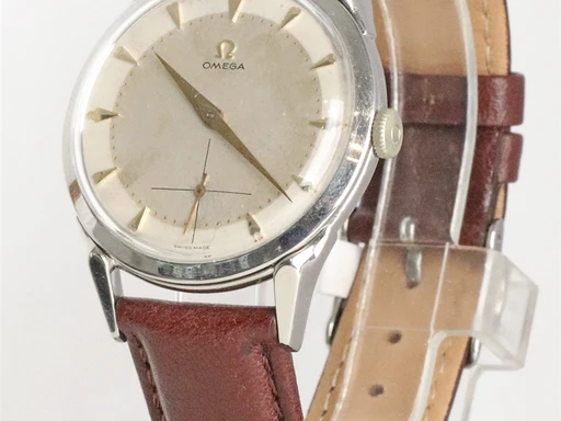 Title: KU5066
Brand: Omega
Model: 
Ref: KU5066
Category: Dress
Diameter: 36mm
Functions: 
Year: 1960
Price: 7200
Condition: undefined
Dial Color: Hvid
Strap: Læder
Case material: Stål
Gender: Herre
Match: 100.0%
Billedet er ejet af Krognos (200028) Et Omega ur