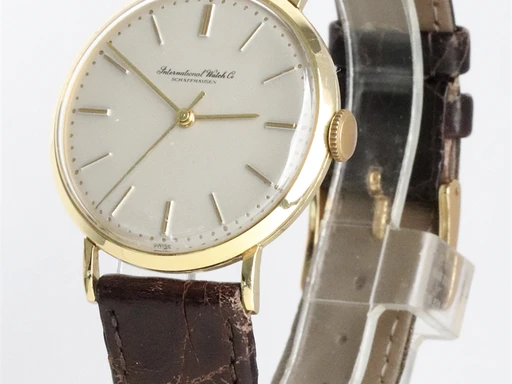 Title: 18K guld manuelt optræk Dressur fra 1960'erne
Brand: IWC
Model: 
Ref: KU3731
Category: Dress
Diameter: 35mm
Functions: 
Year: 1960
Price: 18000
Condition: undefined
Dial Color: Hvid
Strap: Læder
Case material: Guld
Gender: Herre
Match: 100.0%
Billedet er ejet af Krognos (136088) Et IWC ur