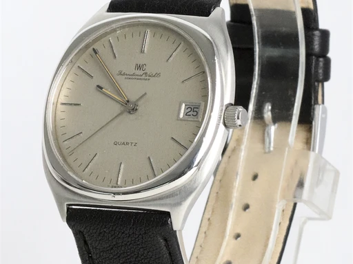 Title: Quartz
Brand: IWC
Model: Quartz
Ref: KU3757
Category: Dress
Diameter: 36mm
Functions: Dato
Year: 1980
Price: 6000
Condition: 6.0
Dial Color: Sølv
Strap: Læder
Case material: Stål
Gender: Herre
Match: 100.0%
Billedet er ejet af Krognos (136100) Et IWC ur