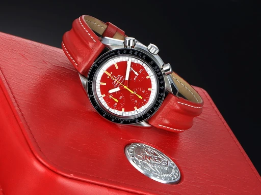 Title: Herrearmbåndsur fra , model Speedmaster Reduced
Brand: Omega
Model: Speedmaster Reduced
Ref: 175.0032.1 / 175.0033.1
Category: Racing
Diameter: 39mm
Functions: Kronograf
Year: null
Price: 25000
Condition: undefined
Dial Color: Rød
Strap: Læder
Case material: Stål
Gender: Herre
Match: 100.0%
Billedet er ejet af Lauritz (342900) Et Omega ur