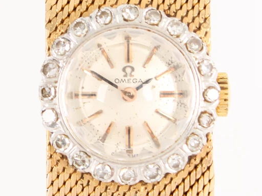 Title: Dameur fra i urkasse og lænke af 18 kt guld prydet med diamanter
Brand: Omega
Model:
Ref: 828936 7171
Category: Dress
Diameter: 18mm
Functions:
Year:
Price: 44000
Condition: 7.0
Dial Color: Hvid
Strap: Metal
Case material: Guld
Gender: Dame
Match: 100.0%
Billedet er ejet af Lauritz (432490) Et Omega ur
