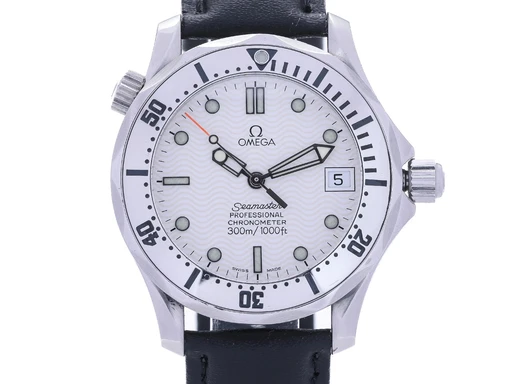 Title: Seamaster Professional 300M midsize herreur af stål
Brand: Omega
Model: Seamaster Professional 300M
Ref: null
Category: Dykker
Diameter: 36mm
Functions: Dato
Year:
Price: 15000
Condition:
Dial Color: Hvid
Strap: Læder
Case material: Stål
Gender: Herre
Match: 100.0%
Billedet er ejet af Lauritz (530689) Et Omega ur