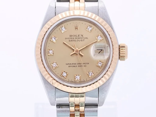Title: Oyster Perpetual Datejust. Damearmbåndsur af 18 kt. guld og stål
Brand: Rolex
Model: Oyster Perpetual Datejust
Ref: 69173G
Category: Dress
Diameter: 26mm
Functions: Dato
Year: null
Price: 42000
Condition: undefined
Dial Color: Guld
Strap: Metal
Case material: Guld
Gender: Dame
Match: 100.0%
Billedet er ejet af Lauritz (359686) Et Rolex ur