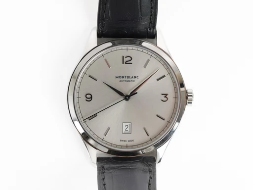 Title: Heritage Chronometrie (New)
Brand: Montblanc
Model: Heritage Chronometrie
Ref: 112533
Category: Dress
Diameter: 40mm
Functions: Dato
Year: null
Price: 12500
Condition: undefined
Dial Color: Sølv
Strap: Læder
Case material: Stål
Gender: Herre
Match: 100.0%
Billedet er ejet af Lauritz (434697) Et Montblanc ur