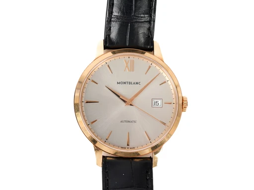 Title: Meisterstück Heritage herrearmbåndsur ref nr. 7329-PLGD3CCC (New)
Brand: Montblanc
Model: Meisterstück Heritage
Ref: 7329-PLGD3CCC
Category: Dress
Diameter: 40mm
Functions: Dato
Year: null
Price: 25000
Condition: undefined
Dial Color: Sølv
Strap: Læder
Case material: Guld
Gender: Herre
Match: 100.0%
Billedet er ejet af Lauritz (444120) Et Montblanc ur