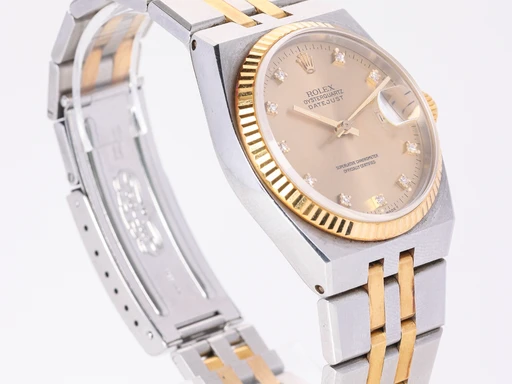 Title: Oysterquartz herrearmbåndsur af guld og stål med diamanter
Brand: Rolex
Model: Oysterquartz Datejust
Ref: 17013
Category: Dress
Diameter: 36mm
Functions: Dato
Year: 1989
Price: 48000
Condition: undefined
Dial Color: Guld
Strap: Metal
Case material: Stål
Gender: Herre
Match: 100.0%
Billedet er ejet af Lauritz (152583) Et Rolex ur