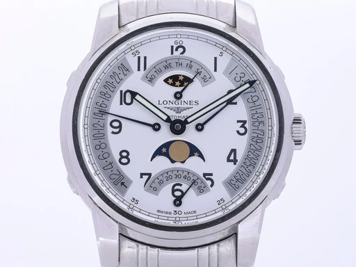 Title: Saint-Imier Collection. Herrearmbåndsur af stål (New)
Brand: Longines
Model: Saint-Imier Collection Moonphase
Ref: L2.764.4
Category: Dress
Diameter: 44mm
Functions: Dato, Ugedag, Månefase, GMT
Year: null
Price: 10000
Condition: undefined
Dial Color: Hvid
Strap: Metal
Case material: Stål
Gender: Herre
Match: 100.0%
Billedet er ejet af Lauritz (328710) Et Longines ur
