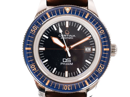 Title: : DS divers watch PH 200 m, automatic. Herrearmbåndsur, 2020 (New)
Brand: Certina
Model: DS divers watch PH 200 m
Ref: null
Category: Dykker
Diameter: nullmm
Functions: Dato
Year: 2020
Price: 8800
Condition: 10.0
Dial Color: Sort
Strap: Læder
Case material: Stål
Gender: Herre
Match: 100.0%
Billedet er ejet af Lauritz (551741) Et Certina ur