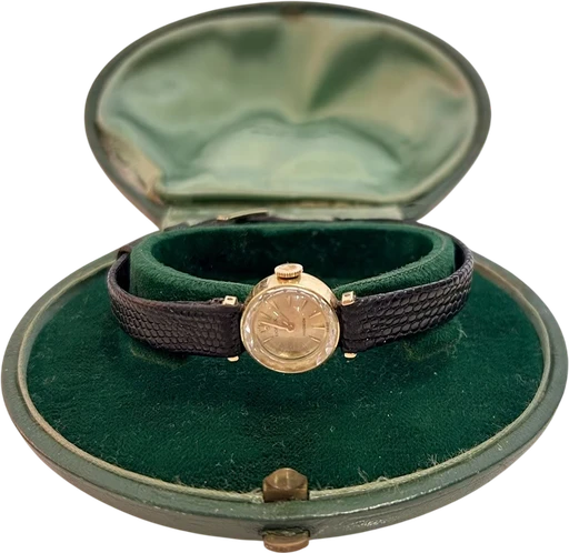 Title: 'Precision'. Vintage dameur i 18 kt. guld med gylden skive, ca. 1964 (New)
Brand: Rolex
Model: Precision
Ref: 2606
Category: Dress
Diameter: 15mm
Functions: Dato
Year: 1964
Price: 9000
Condition:
Dial Color: Gul
Strap: Læder
Case material: Guld
Gender: Dame
Match: 100.0%
Billedet er ejet af Lauritz (903619) Et Rolex ur