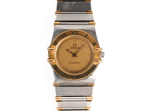 Title: : 'Constellation' damearmbåndsur af stål og 18 kt. guld. Model 795.1080. Kal. 1455. (New)
Brand: Omega
Model: Constellation
Ref: 795.1080
Category: Dress
Diameter: 22mm
Functions: Dato
Year: null
Price: 7400
Condition: undefined
Dial Color: Guld
Strap: Metal
Case material: Stål
Gender: Dame
Match: 100.0%
Billedet er ejet af Lauritz (450906) Et Omega ur