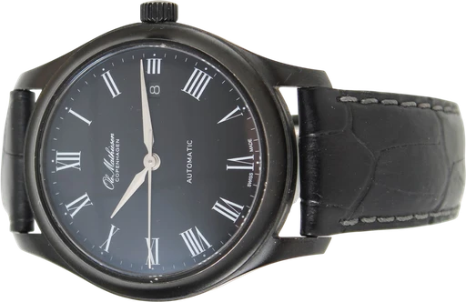 Title: 1919 Heritage, sort, Automatic date herreur, 40mm.
Brand: Ole Mathiesen
Model: 1919 Heritage
Ref: null
Category: Dress
Diameter: 40mm
Functions: Dato
Year:
Price: 6200
Condition: 8.5
Dial Color: Sort
Strap: Læder
Case material: Stål
Gender: Herre
Match: 100.0%
Billedet er ejet af Lauritz (736397) Et Ole Mathiesen ur