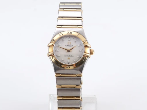 Title: Constellation damearmbåndsur af 18 kt. guld og stål med brillanter (New)
Brand: Omega
Model: Constellation
Ref: null
Category: Dress
Diameter: 25mm
Functions: Dato
Year:
Price: 12500
Condition: 8.0
Dial Color: Hvid
Strap: Metal
Case material: Andet
Gender: Dame
Match: 100.0%
Billedet er ejet af Lauritz (547262) Et Omega ur