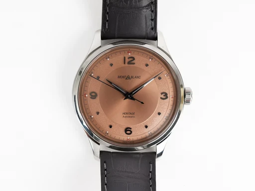 Title: : 'Heritage' Chronometrie GMT armbåndsur, ref. nr. 119944. (New)
Brand: Montblanc
Model: Heritage Chronometrie GMT
Ref: 119944
Category: Dress
Diameter: 40mm
Functions: GMT
Year: null
Price: 11000
Condition: undefined
Dial Color: Gul
Strap: Læder
Case material: Stål
Gender: Herre
Match: 100.0%
Billedet er ejet af Lauritz (444129) Et Montblanc ur