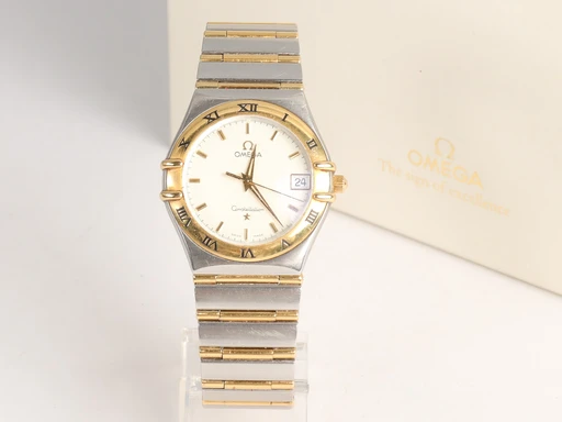 Title: Constellation herreur af 18k guld og stål
Brand: Omega
Model: Constellation
Ref: 12123000
Category: Dress
Diameter: 34mm
Functions: Dato
Year: null
Price: 11000
Condition: undefined
Dial Color: Hvid
Strap: Metal
Case material: Stål
Gender: Herre
Match: 100.0%
Billedet er ejet af Lauritz (244386) Et Omega ur