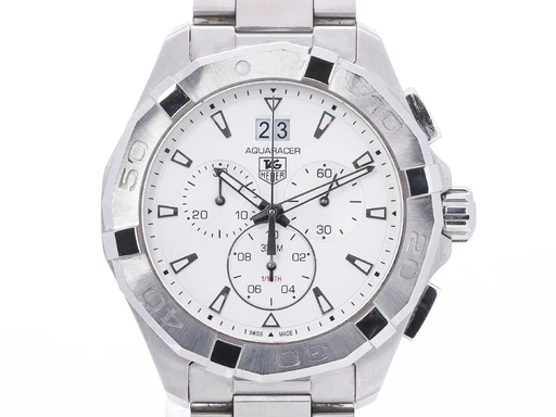 Title: Aquaracer. Herrearmbåndsur af stål Ø 43 mm
Brand: Tag Heuer
Model: Aquaracer
Ref: CAY1111-0
Category: Sport
Diameter: 43mm
Functions: Kronograf, Dato
Year:
Price: 11500
Condition: 8.0
Dial Color: Hvid
Strap: Metal
Case material: Stål
Gender: Herre
Match: 100.0%
Billedet er ejet af Lauritz (530724) Et Tag Heuer ur