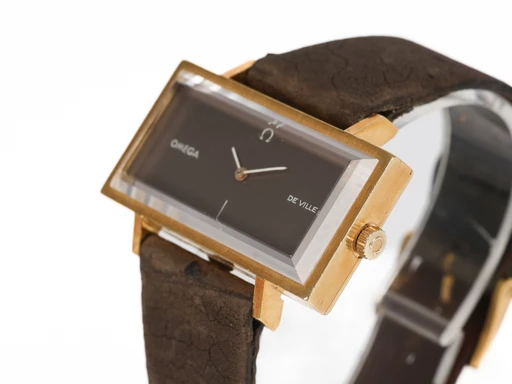 Title: Andrew Grima for : 'De Ville' rektangulært ur af 18 kt. guld. Mekanisk værk med manuelt optræk. 1970'erne. (New)
Brand: Omega
Model: De Ville
Ref: null
Category: Dress
Diameter: 20mm
Functions: 
Year: 1970
Price: 10000
Condition: undefined
Dial Color: Brun
Strap: Læder
Case material: Guld
Gender: Dame
Match: 100.0%
Billedet er ejet af Lauritz (444121) Et Omega ur