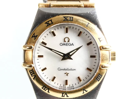 Title: 'Constellation'. Dameur i 18 kt. guld og stål med perlemorsskive Ø 23,5 mm. (New)
Brand: Omega
Model: Constellation
Ref: null
Category: Dress
Diameter: 24mm
Functions: 
Year: null
Price: 5000
Condition: undefined
Dial Color: Hvid
Strap: Metal
Case material: Stål
Gender: Dame
Match: 100.0%
Billedet er ejet af Lauritz (450894) Et Omega ur
