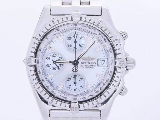 Title: Chronomat, herrearmbåndsur af stål med chronograf
Brand: Breitling
Model: Chronomat
Ref: A13050.1
Category: Racing
Diameter: 40mm
Functions: Kronograf, Dato
Year: null
Price: 18500
Condition: undefined
Dial Color: Hvid
Strap: Metal
Case material: Stål
Gender: Herre
Match: 100.0%
Billedet er ejet af Lauritz (444134) Et Breitling ur