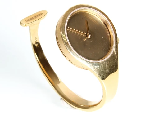Title: Torun Bülow-Hübe for , bøjleur af 18 karat guld
Brand: Georg Jensen
Model: Design nr. 1336
Ref: null
Category: Dress
Diameter: 27mm
Functions:
Year:
Price: 37000
Condition:
Dial Color: Gul
Strap: Andet
Case material: Guld
Gender: Dame
Match: 100.0%
Billedet er ejet af Lauritz (511837) Et Georg Jensen ur