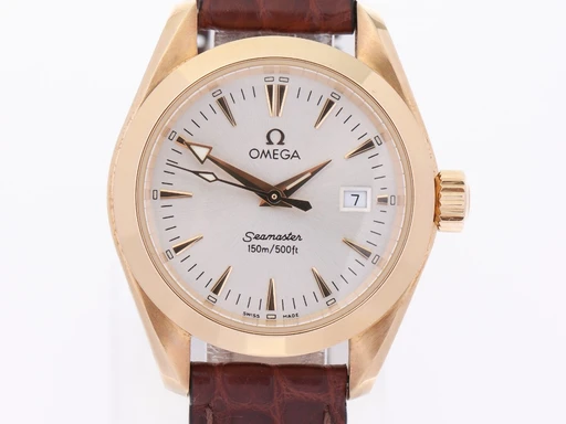 Title: Seamaster Aqua Terra damearmbåndsur af 18 kt guld
Brand: Omega
Model: Seamaster Aqua Terra
Ref: 26773038
Category: Dress
Diameter: 30mm
Functions: Dato
Year: null
Price: 22000
Condition: undefined
Dial Color: Sølv
Strap: Læder
Case material: Guld
Gender: Dame
Match: 100.0%
Billedet er ejet af Lauritz (147035) Et Omega ur