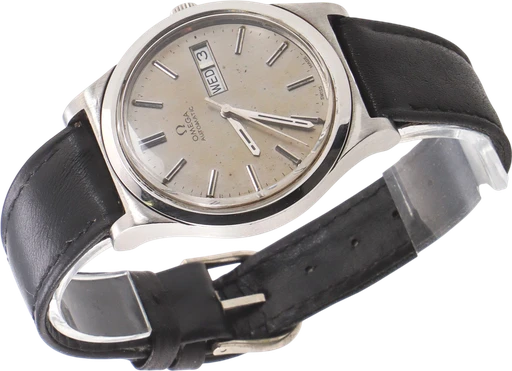 Titel: Genève Day-Date vintage herreur i stål med sølvfarvet, patineret skive (Nyhed)
Mærke: Omega
Model: Genève Day-Date
Ref.: 166.0169
Årgang: 1974
Tilbehør:
Stand: 7.0 (Brugt)
Pris: 6.000 kr.
Diameter: 36mm
Funktioner: Dato, Ugedag
Skivefarve: Sølv
Rem: Læder
Kassemateriale: Stål
Kategori: Dress
Køn: Herre
Match: 100.0%
Billedet ejes af Lauritz (1108677) Et Omega ur